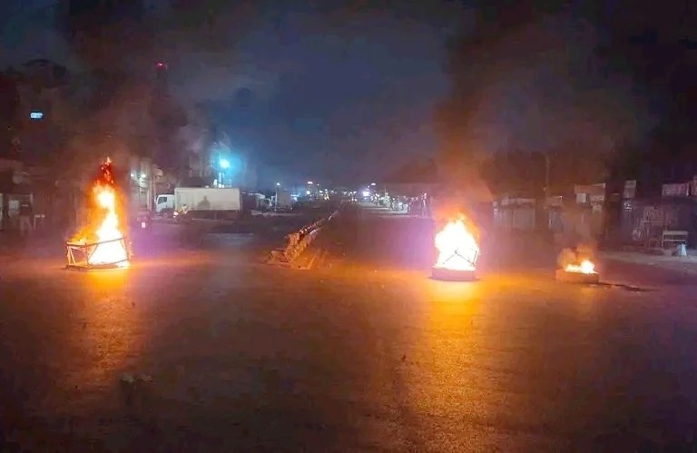 Tyres set a blaze at Oyugis town ahead of Linda Mwananchi Homabay Bay rally.