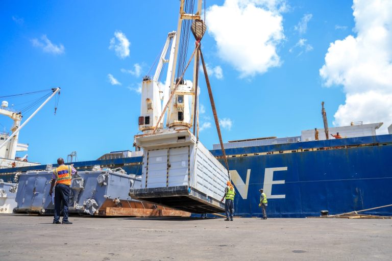 Kenya Ports Authority (KPA) officials supervise the offloading of the GW70 Integrated Onshore Drilling Rig