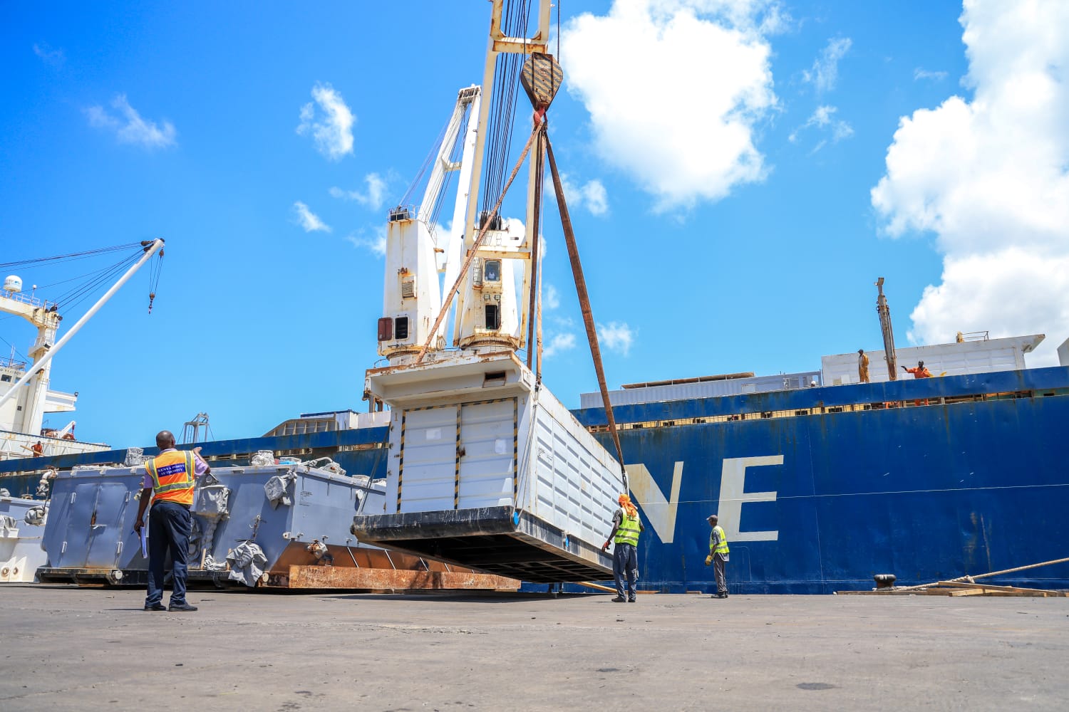 Kenya Ports Authority (KPA) officials supervise the offloading of the GW70 Integrated Onshore Drilling Rig